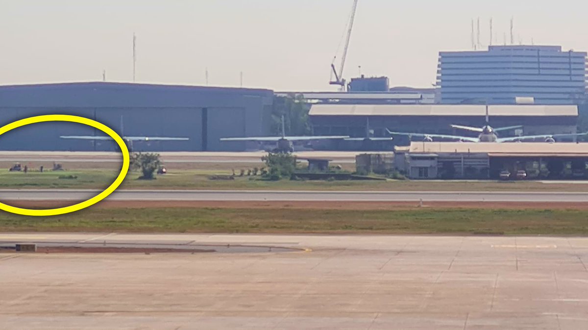 My uncle was in Thailand over New Year and sent me this photo....

"Is that a golf course between runways?!"

I investigated and the story is amazing 🧵