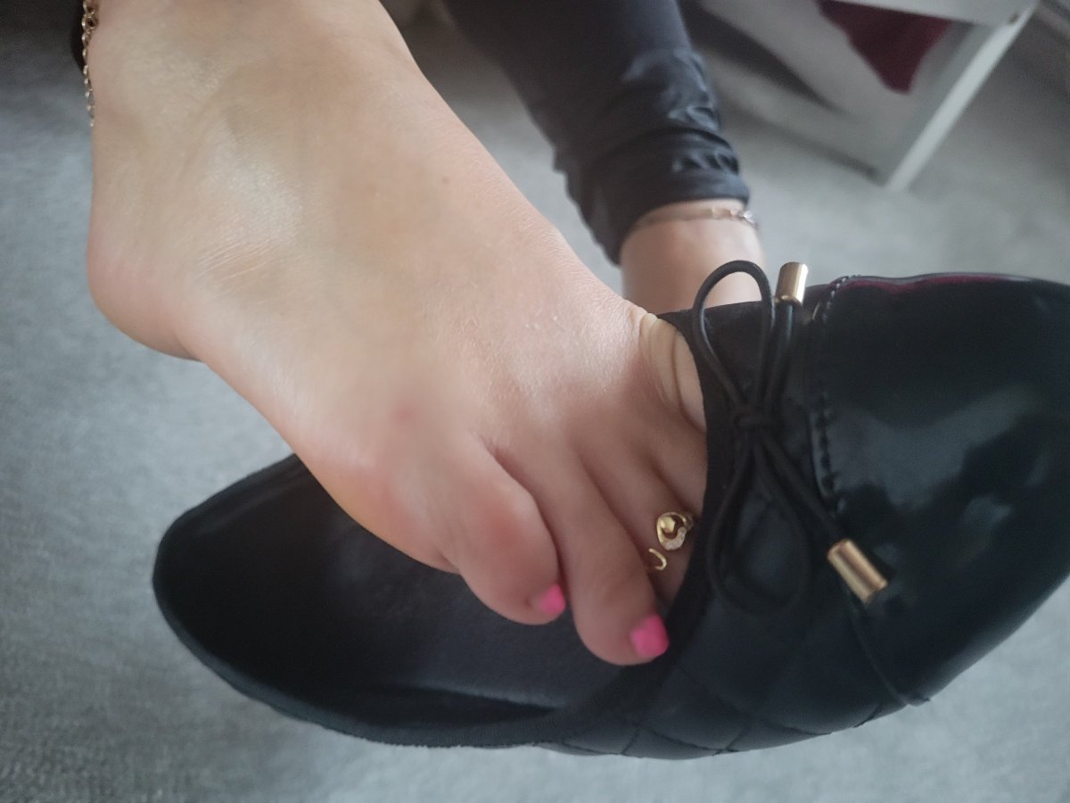 MistressBrookeX's tweet photo. Foot worship / human furniture worship session in my ballet flats👣👣👣🥿🥿🥿

Feet foot fetish shoe worship https://t.co/sBmPLop9JG