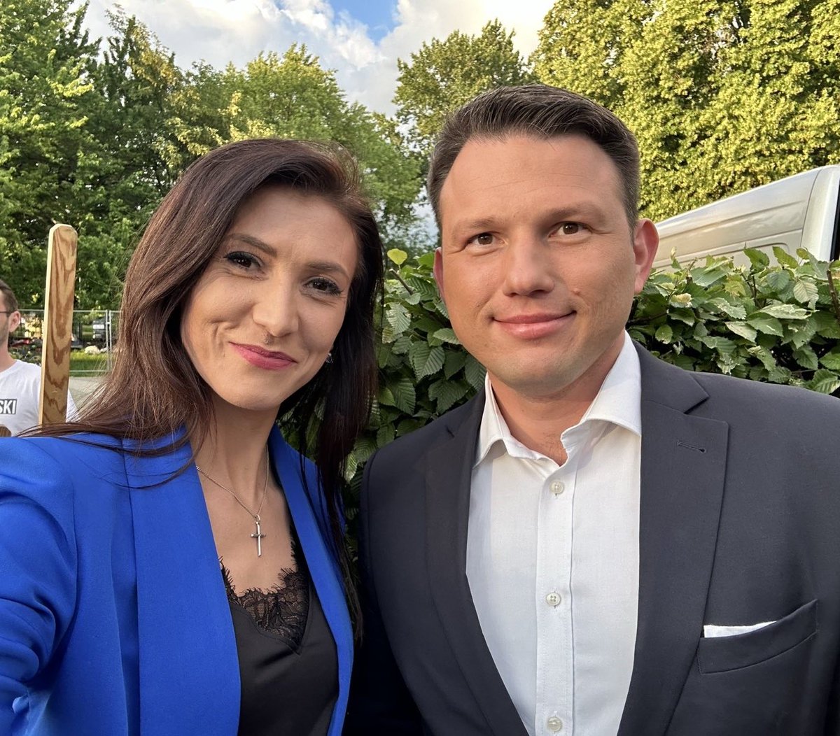 EwaZajaczkowska's tweet photo. Ponad 30 lat rządów sprzedawczyków, którzy oddają kolejne części naszej suwerenności za garść srebrników. Ponad 30 rządów nieudaczników, którzy kompromitują Polskę i ośmieszają nas na arenie międzynarodowej. I wystarczy! Przed nami wybory prezydenckie, które mogą być przełomowym momentem odwracającym bieg tej historii!

Jeśli wybory prezydenckie wygra tęczowy Rafał to domknie się obecny układ rządzący - koalicja Tuska będzie bez problemu uchwalać swoje antypolskie pomysły, a wszystko co płynie z Brukseli będzie przyjmowane bez dbania o interes Polski.
Jeśli wygra szybko biegający, ale niewiele mówiący kandydat PiS, to wejdziemy w kolejny etap wojny plemiennej między PiS-em a Platformą. Ale mam dobre wieści - nie jesteście skazani na tych kandydatów! Z tego błędnego koła można wyjść!

Jak? Zdobyć się na odwagę, nie dać się propagandzie mediów obu stron i oddać głos na @SlawomirMentzen! Potrzebujemy prezydenta silnego i niezależnego, który będzie realizował polskie interesy, a nie klękał przed przywódcami obcych państw. Chcemy sprzeciwu wobec klimatycznych wariactw i masowej migracji, a nie godzenia się na Pakt migracyjny i Zielony Ład za naszymi plecami. A w trwającej wojnie cywilizacji życia i cywilizacji śmierci oczekujemy obrony tradycyjnych wartości, a nie propagowania lewicowej ideologii!

Silna i bogata Polska, bogactwem swoich obywateli. Polska będąca oazą normalności, bezpieczeństwa i zdroworozsądkowego myślenia. To gwarantuje nam Sławomir Mentzen! Nie dajcie się zwieść sprzedajnym lalusiom i pseudoniezależnym kandydatom, którzy nie kiwną palcem bez zgody swoich szefów. #Mentzen2025 to jedyna droga do NORMALNOŚCI i rozbicia tego układu dławiącego Polskę od lat!