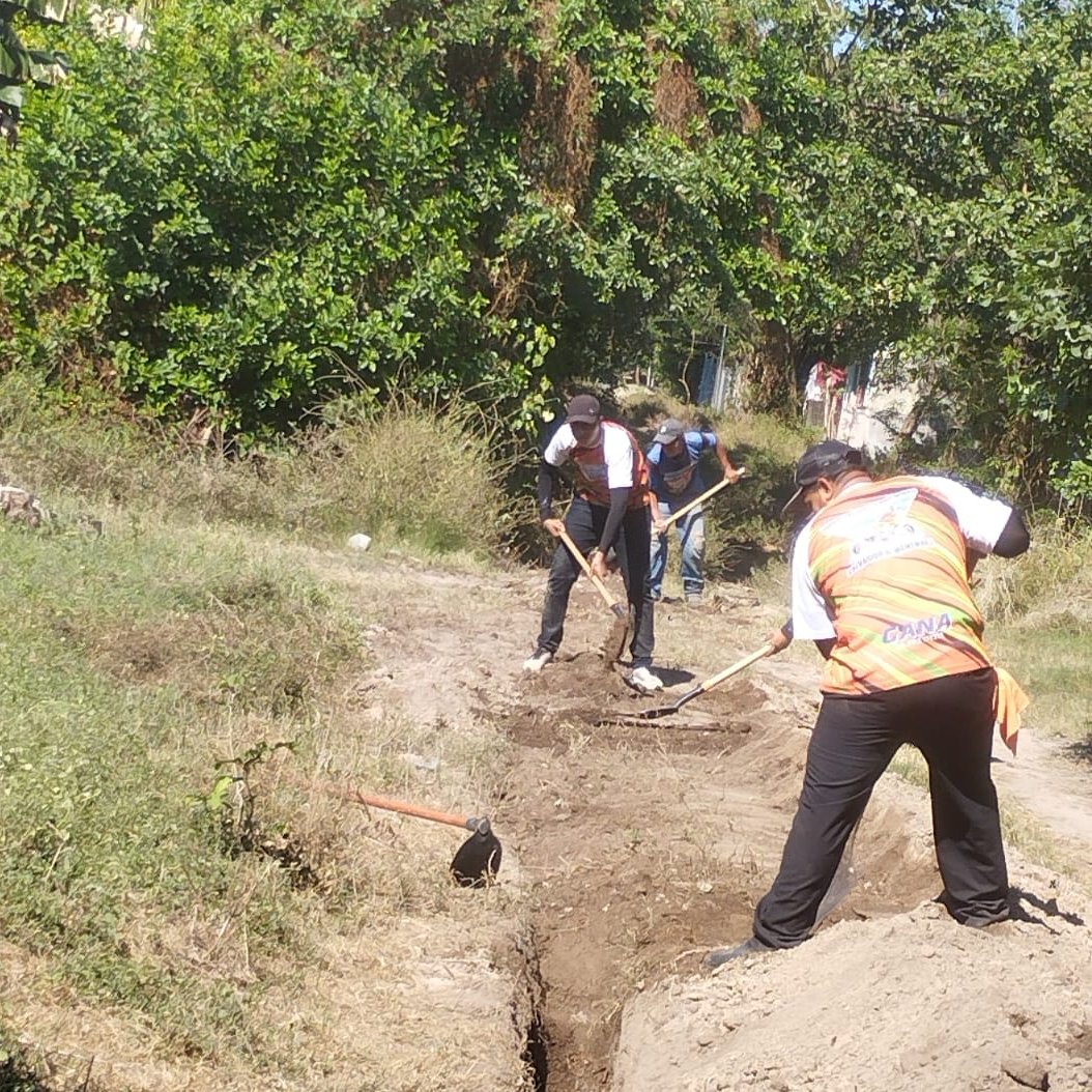 AlcaldeMenendez's tweet image. Seguimos avanzando con el proyecto de introducción de agua potable en Lotificación Miraflores #5. 💧 Mi compromiso es garantizar el acceso al vital líquido para todos. ¡Pronto este sueño será una realidad para toda la población de este sector! #ProgresoParaTodos #AguaPotable…