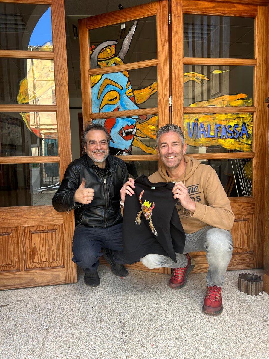 Amb molt d'art i molta traça,
habilitat i destresa
l'amo de sa Fortalesa
ha plasmat na Vialfassa.
Tots els matisos repassa.
Se mereix l'enhorabona!
Una feina fina i bona
és digne d'un bon final.
Toni, no t'hem fet regal,😉
l'hem fet a la teva dona!

♥️ Gràcies, Toni Hurtado!!