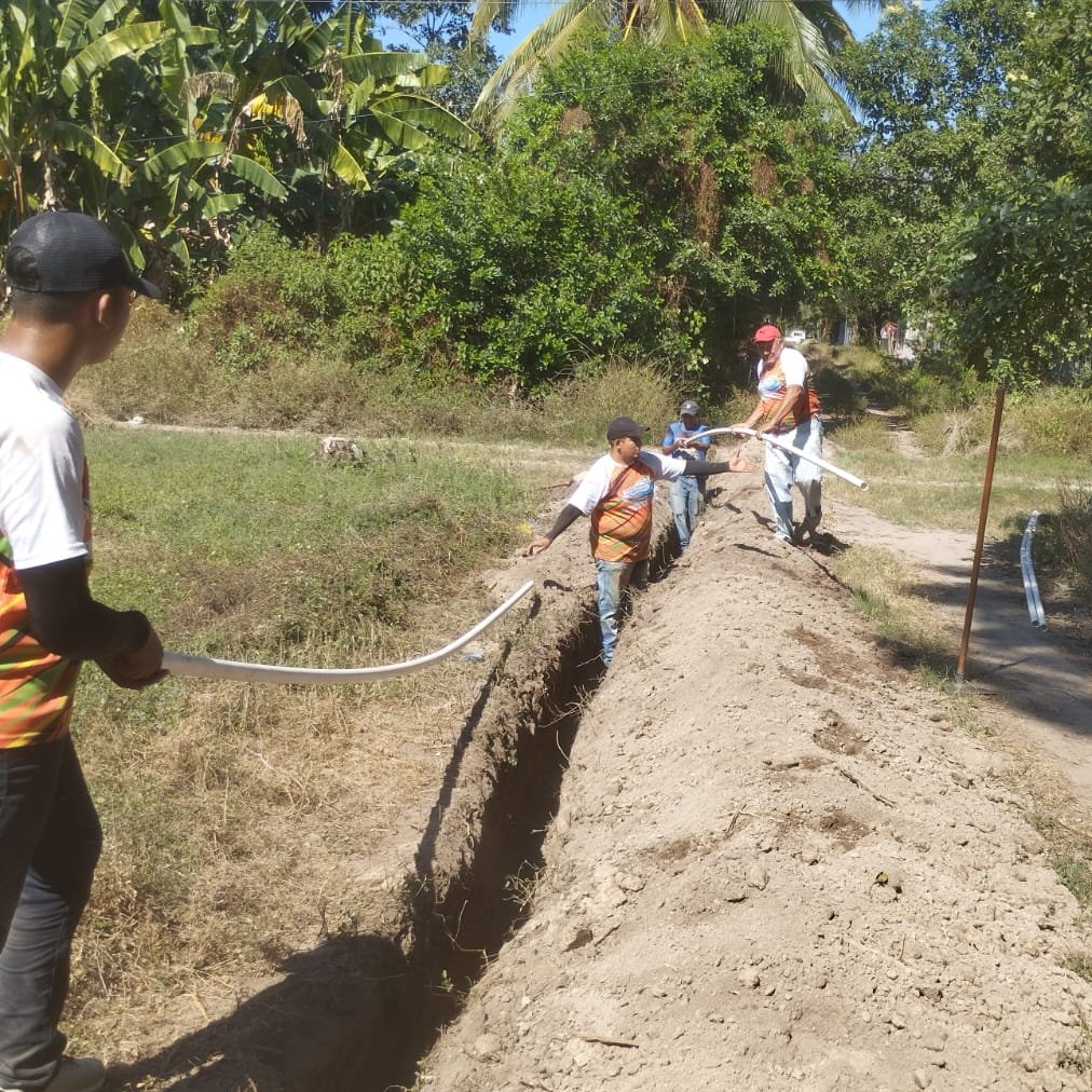 AlcaldeMenendez's tweet image. Seguimos avanzando con el proyecto de introducción de agua potable en Lotificación Miraflores #5. 💧 Mi compromiso es garantizar el acceso al vital líquido para todos. ¡Pronto este sueño será una realidad para toda la población de este sector! #ProgresoParaTodos #AguaPotable…