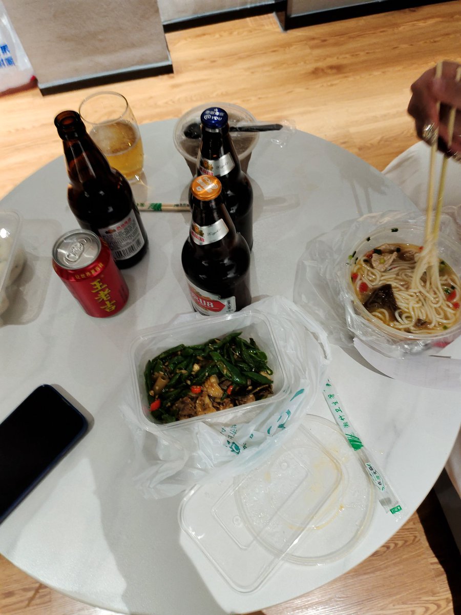 brigidaaaa95's tweet photo. 大半夜的不睡觉的咯😂 https://t.co/pSUdsYUfSi