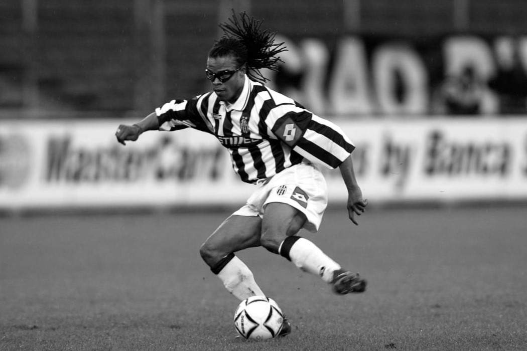 FuckTheVar's tweet image. eccolo qua, un vero esemplare di centrocampista olandese, fortissimo, tostissimo, cattivissimo, uno che sembra rimasto gobbo anche col terminare della sua carriera, uno che ogni tanto ci regala anche belle perle di juventinità: 235 presenze, mai un minuto da capitano #Davids