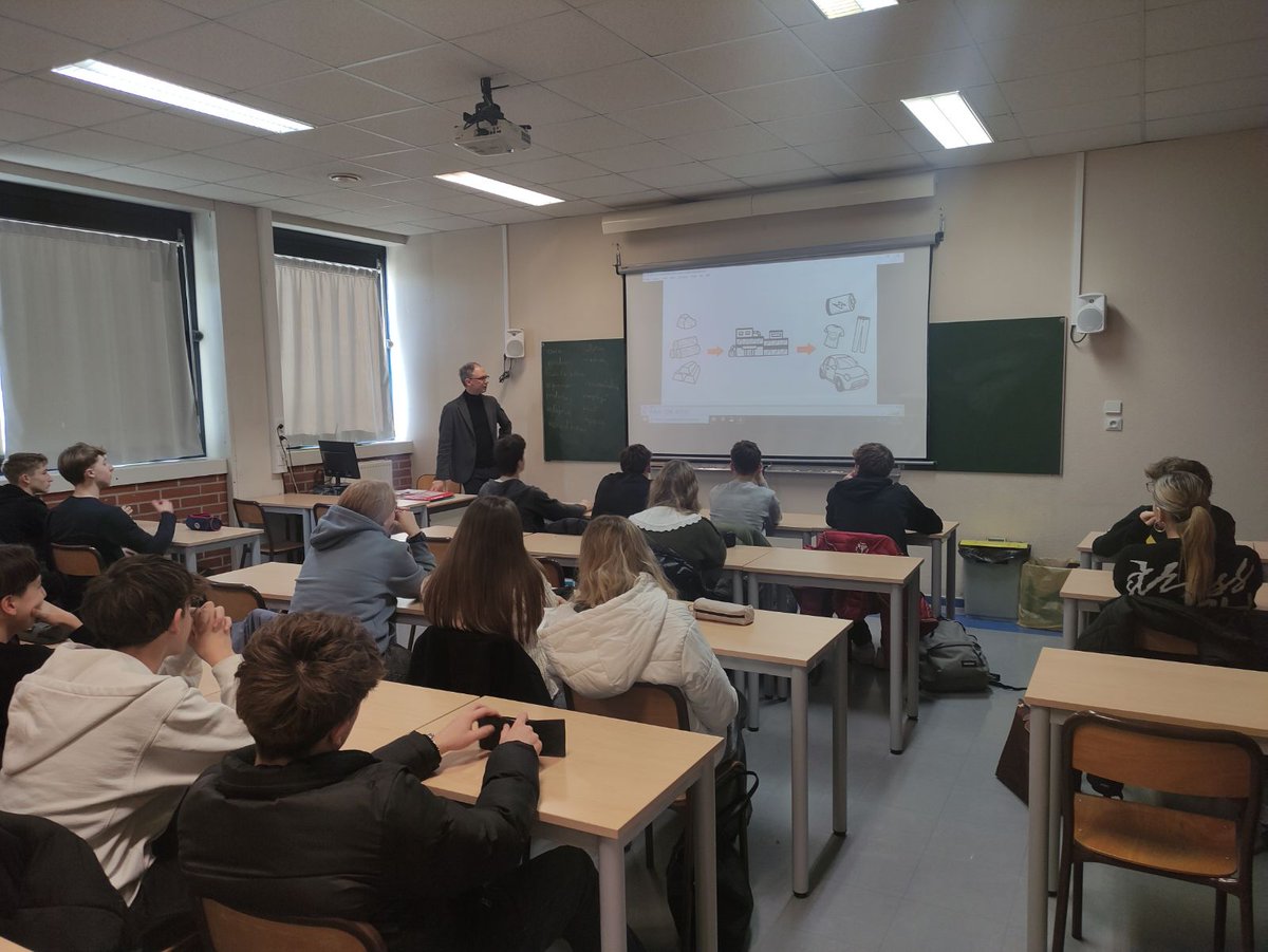 BlaisePascalLon's tweet photo. Notre DDF qui intervient auprès des élèves de 2nde en accompagnement personnalisé pour effacer les clichés liés aux métiers de l'industrie. 
✅️intelligence collective 
✅️orientation éclairée 
@AcLille 
@ota_dsden62 
@dsden62 https://t.co/P501l1QQ8l