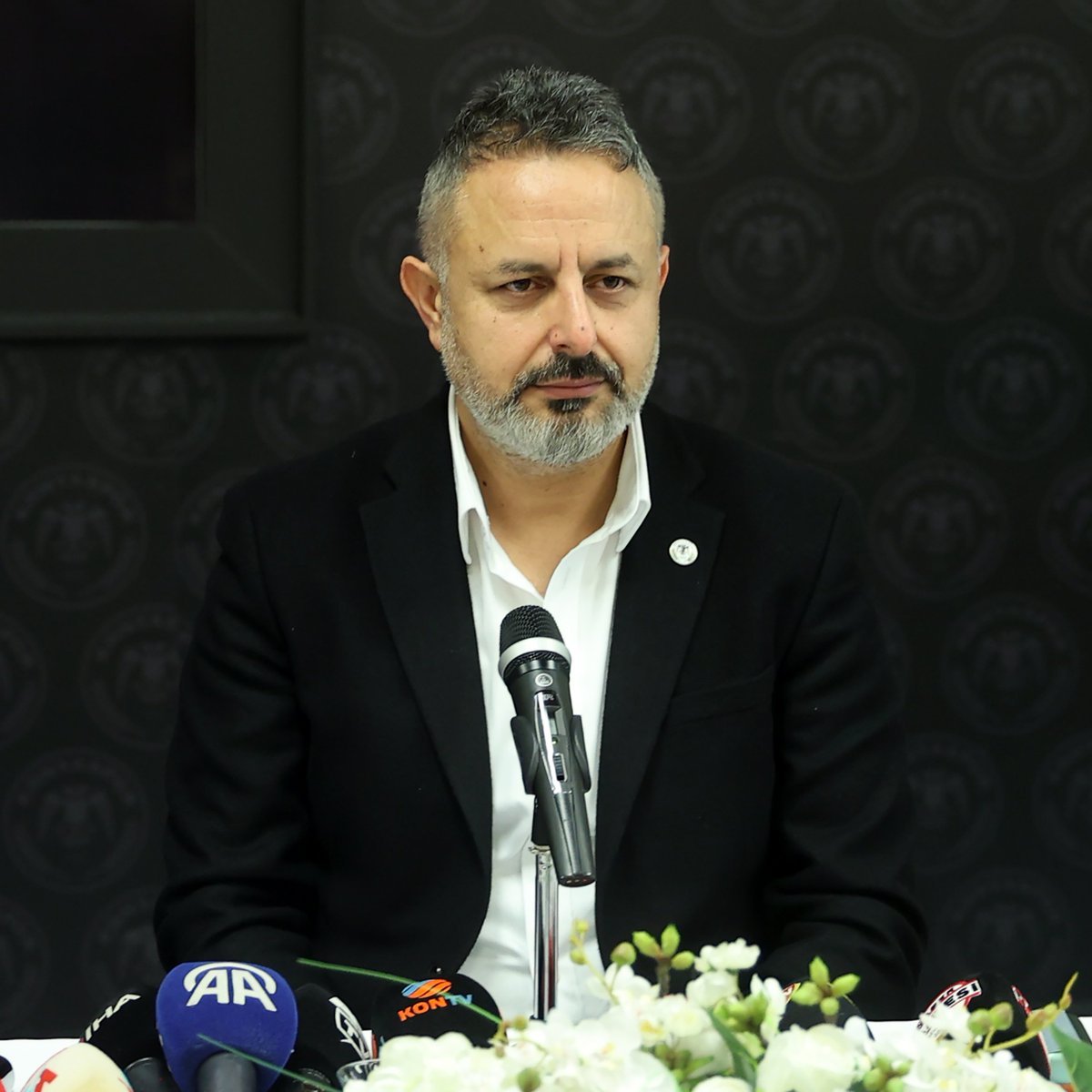 demarkesports's tweet photo. Konyaspor Başkanı Ömer Korkmaz: "Fenerbahçe, bir fragman yayınladı tiyatro olacağına dair. Kostic'in 3 sarı kartı var, Dzeko'nun kırmızı kartı. Sahada ve VAR'da hakem yok. Kornerden gol yiyoruz, pozisyon aut. Prip'in pozisyonu Kadıköy'de Fenerbahçe'ye penaltı olarak çalınmaz mı? Daha nasıl belli olabilir bir pozisyon? Hiçbir yerde hakem yok. Fenerbahçeli oyuncular maçı yönetse, takım arkadaşlarının ikisini oyundan atarlardı. Biz Fenerbahçe'ye değil, hakemlere yenildik."