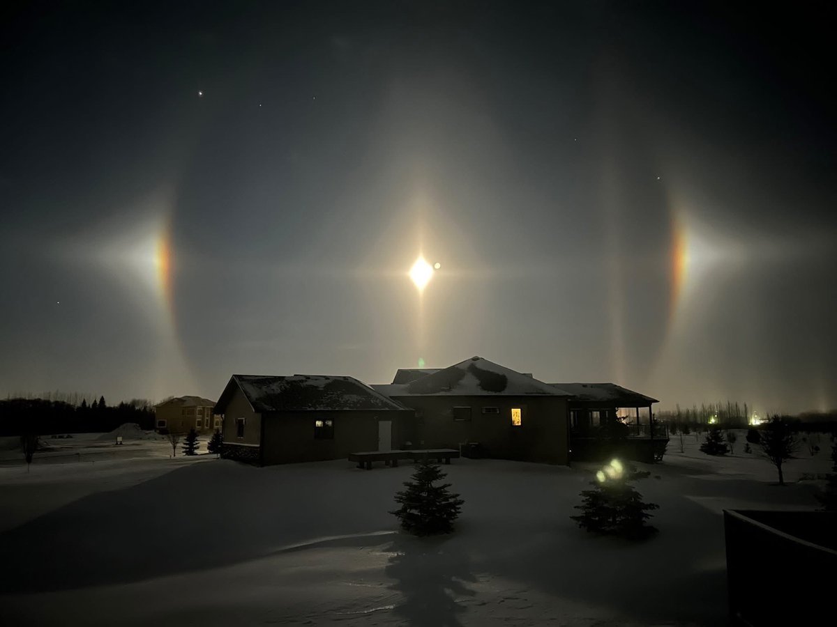 QueenBezyee's tweet image. Beautiful #moondogs taken at 6am! #Winter2025
