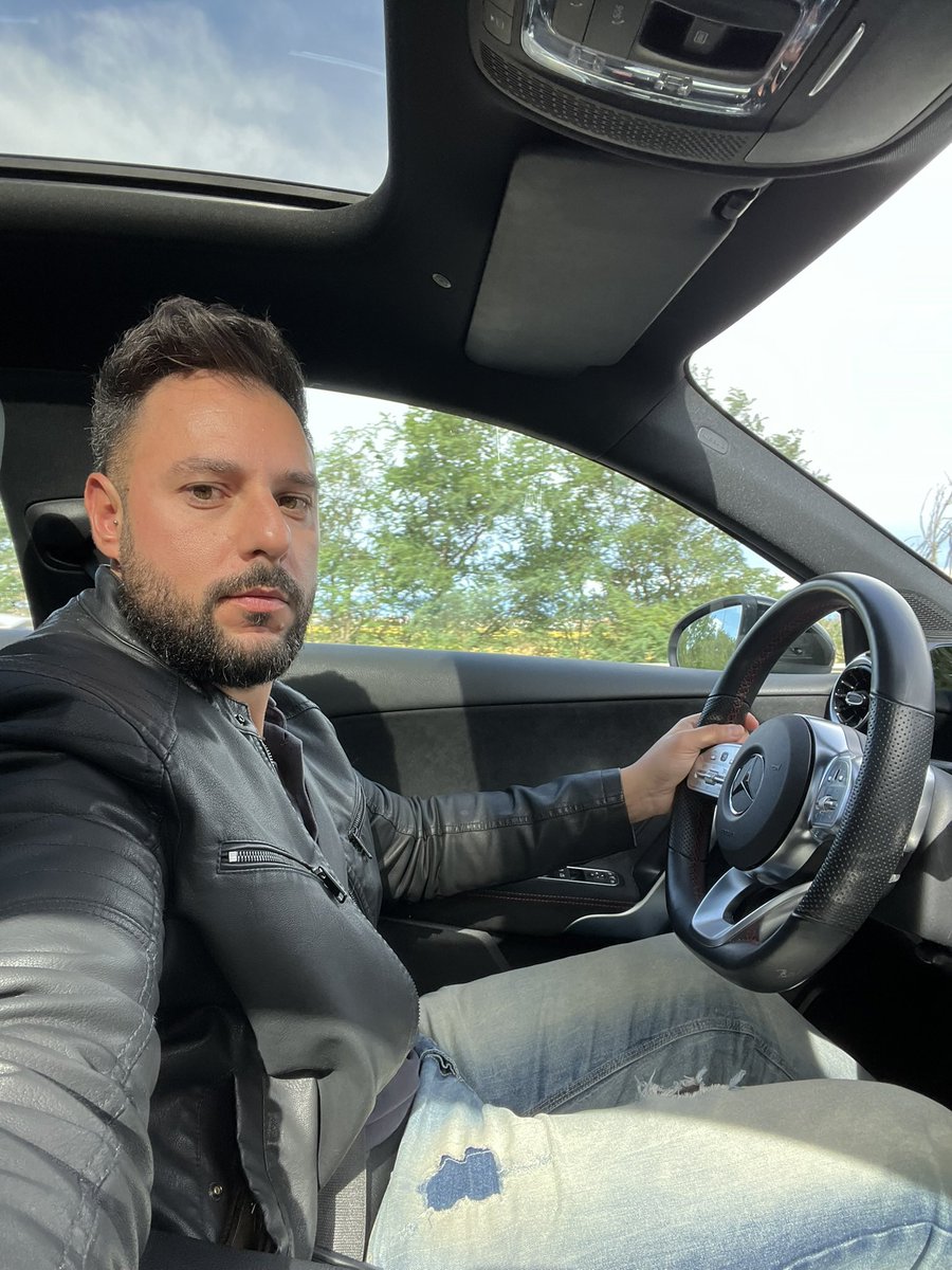 PaoloRX's tweet photo. Quando prendi in mano il telefono ed erroneamente ti si apre la fotocamera frontale… 🤣📸 https://t.co/8KGe839SZ6