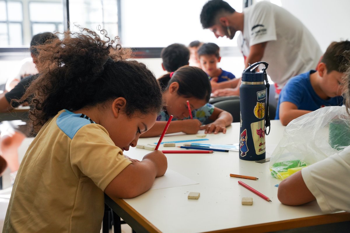 fmoreiraok's tweet photo. Visitamos el nuevo Centro Juvenil y de Encuentro Comunitario de Costa Esperanza, donde lanzamos la propuesta de verano Recreo Artístico, que se suma a las más de 1.200 actividades del ciclo #VivíCultura y la Colonia Municipal.

En este espacio, el Parque Escuela Villa Hidalgo y el Espacio Cultural Municipal Carcova, chicas y chicos vienen a jugar, participan de talleres de dibujo, música, circo y se divierten aprendiendo.

Una de las tantas iniciativas que tenemos durante todo el verano en distintos barrios, para que nadie se quede sin disfrutar las vacaciones.

#ComunidadActiva