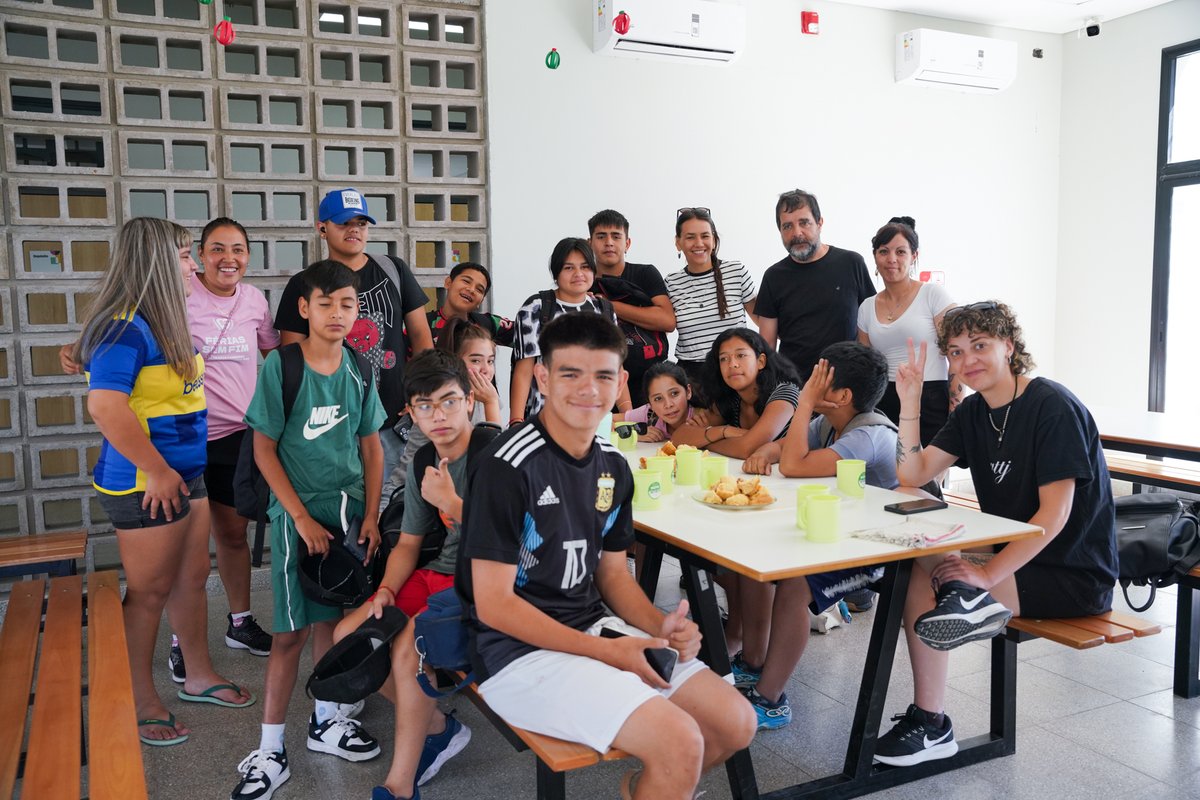 fmoreiraok's tweet photo. Visitamos el nuevo Centro Juvenil y de Encuentro Comunitario de Costa Esperanza, donde lanzamos la propuesta de verano Recreo Artístico, que se suma a las más de 1.200 actividades del ciclo #VivíCultura y la Colonia Municipal.

En este espacio, el Parque Escuela Villa Hidalgo y el Espacio Cultural Municipal Carcova, chicas y chicos vienen a jugar, participan de talleres de dibujo, música, circo y se divierten aprendiendo.

Una de las tantas iniciativas que tenemos durante todo el verano en distintos barrios, para que nadie se quede sin disfrutar las vacaciones.

#ComunidadActiva