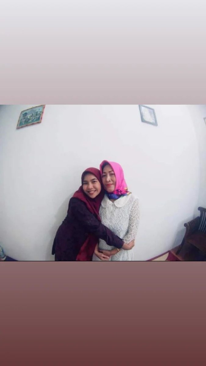 serli_dewi's tweet photo. ya Allah kngen banget mama. tiap sholat,tiap hari dikirim doa🥹 namanya kngen beda dr apapun.. semoga kelak kita di kumpulkan lagi ya mah.. dd syg bgt sma mama🥹🥹 kngn bgt💔 https://t.co/5DLahYsm22