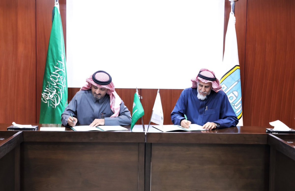 تم في هذا اليوم توقيع مذكرة تفاهم مع جامعة <a href="/IMSIU_edu_sa/">جامعة الإمام محمد بن سعود الإسلامية</a> ممثلة بعمادة شؤون الطلاب تهدف إلى رعاية وخدمة طلاب العلم وبالاخص طلاب #المنح لخدمتهم   علميا واجتماعيا،
تشكر الجمعية الزملاء بالعمادة وعلى رأسهم سعادة العميد <a href="/abdulrhmanm/">د.عبدالرحمن محمد الخراشي</a> على دعمه وحرصه..
<a href="/HRSD_SA/">وزارة الموارد البشرية والتنمية الاجتماعية</a>