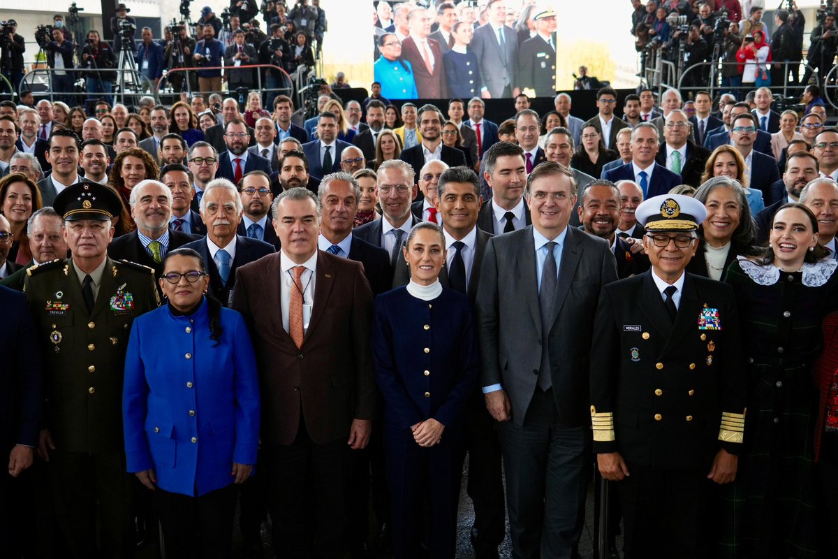 luisgure's tweet photo. Junto a los coordinadores de los sectores económicos de @SE_mx, estuvimos en @MNdAntropologia, acompañando a la presidenta @Claudiashein y al secretario @m_ebrard, durante la presentación del Plan México 🇲🇽 que busca hacer que la economía mexicana sea la 10ma del mundo https://t.co/HhVGd4QXhL
