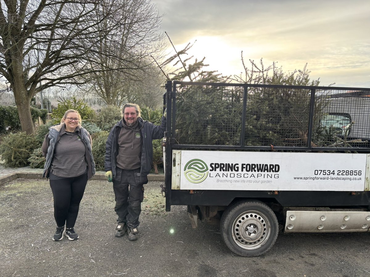 StuartAllenBiz's tweet photo. It’s MONDAY and it’s 8pm! Welcome to the 6️⃣1️⃣1️⃣th weekly edition of Monday night #WorcestershireHour LIVE, and the 8️⃣8️⃣th of our 2nd Decade. Great to see so many #WorcestershireHour contributors getting involved in Christmas tree recycling for local charities! 👏👏👏 https://t.co/mqibUKfrbk
