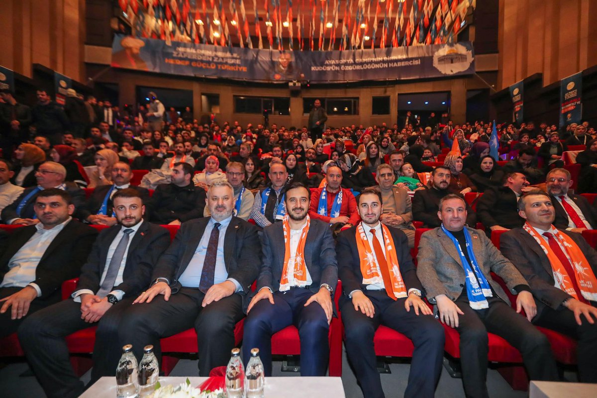 Sultanbeyli gençliğini yürekten selamlıyorum. Sizlerin gözlerinizdeki ışık, bu kutlu yolda bize ışık olacak, güç olacak.

Bayrağı devreden AK Parti Sultanbeyli İlçe Gençlik Kolları Başkanı Faruk Varan kardeşime emekleri için teşekkür ediyorum. Yeni dönemde birlikte çalışacağımız