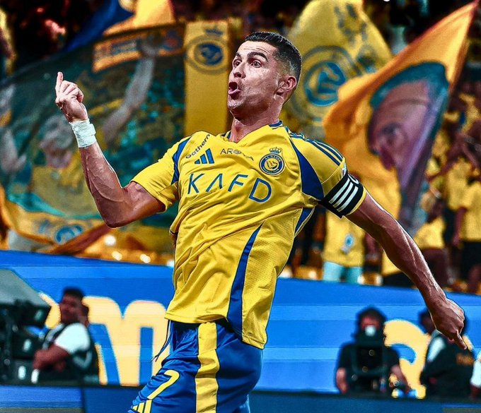 SVargasOK's tweet photo. 🇸🇦🚨 Informa el diario portugués A Bola que Cristiano Ronaldo renovaría su contrato con Al-Nassr hasta junio de 2026 con un salario anual de €200M. https://t.co/XGDHW8IAZd