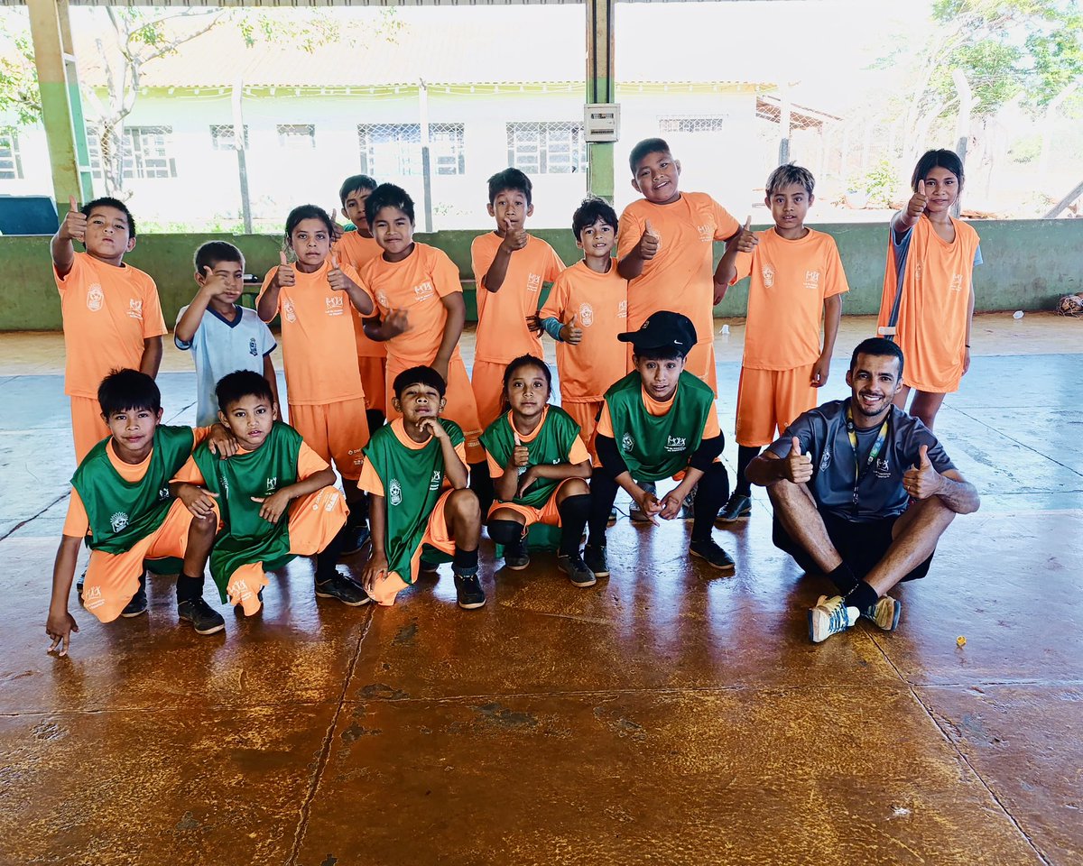HPPBrasil's tweet photo. Transformando vidas em Paranhos-MS! Nossa escolinha segue apoiando crianças indígenas das aldeias Arroyo Korá, Paraguassu e Pirajuí a sonharem mais alto e fortalecerem suas raízes, graças ao apoio do Ministério do Esporte e da Drogasil! ⚽️🧡 https://t.co/LD7WQfNPIL