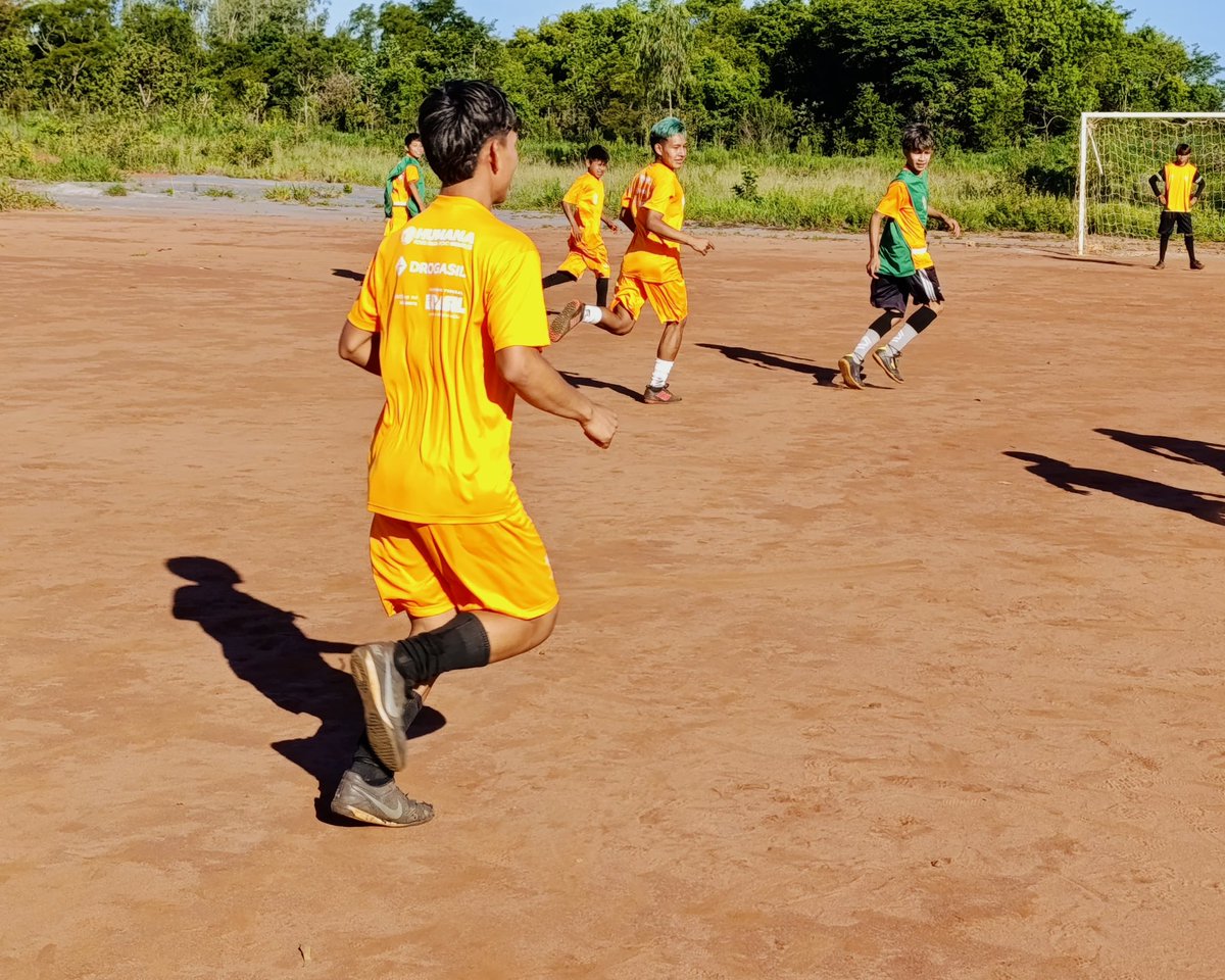 HPPBrasil's tweet photo. Transformando vidas em Paranhos-MS! Nossa escolinha segue apoiando crianças indígenas das aldeias Arroyo Korá, Paraguassu e Pirajuí a sonharem mais alto e fortalecerem suas raízes, graças ao apoio do Ministério do Esporte e da Drogasil! ⚽️🧡 https://t.co/LD7WQfNPIL