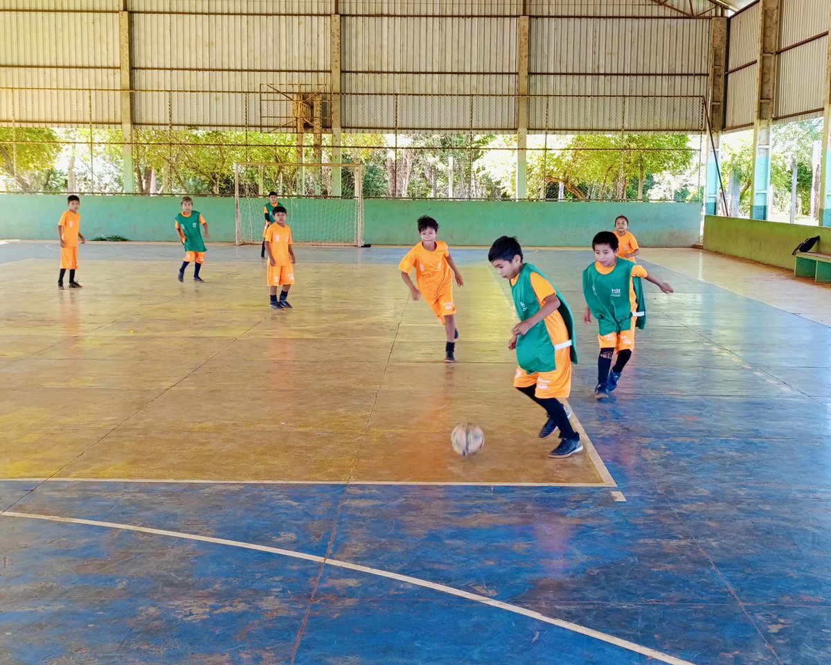 HPPBrasil's tweet photo. Transformando vidas em Paranhos-MS! Nossa escolinha segue apoiando crianças indígenas das aldeias Arroyo Korá, Paraguassu e Pirajuí a sonharem mais alto e fortalecerem suas raízes, graças ao apoio do Ministério do Esporte e da Drogasil! ⚽️🧡 https://t.co/LD7WQfNPIL