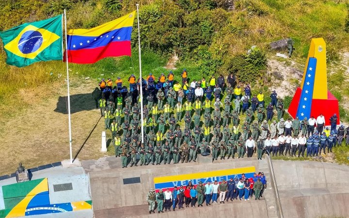 avnve's tweet photo. #Regiones || Reabierto este lunes el paso por la frontera entre Venezuela y Brasil.

➡️https://t.co/WDCM3yjXa0 https://t.co/gCmxLIXFAl