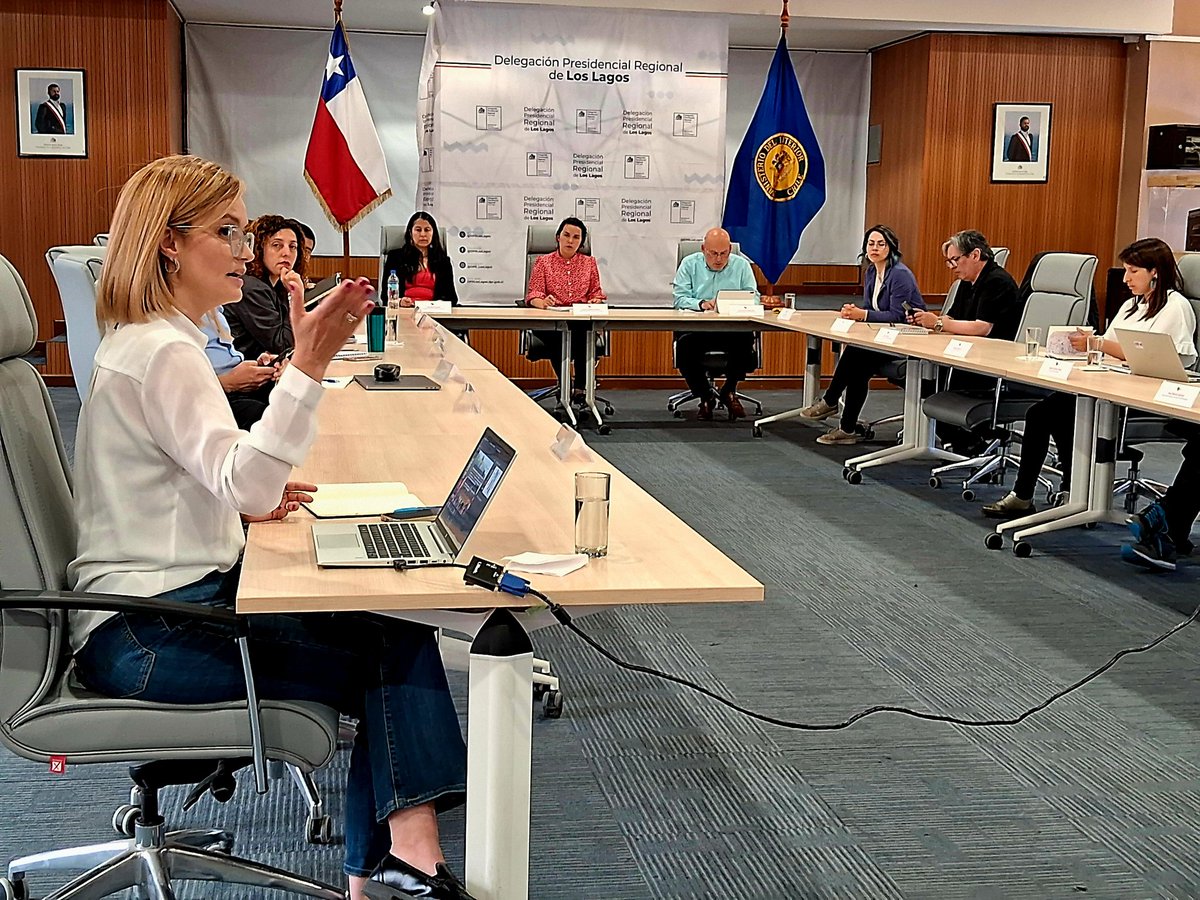 SernaturLagos's tweet photo. Destacando la importancia de la planificación intersectorial q sustenta los planes de acción para la solicitud de prórroga de 3 Zonas de Interés Turístico #ZOIT q poseemos en la región, hoy nuestra directora regional expuso ante el Gabinete Regional encabezado por @DPRLosLagos https://t.co/u1BI6AHMgg