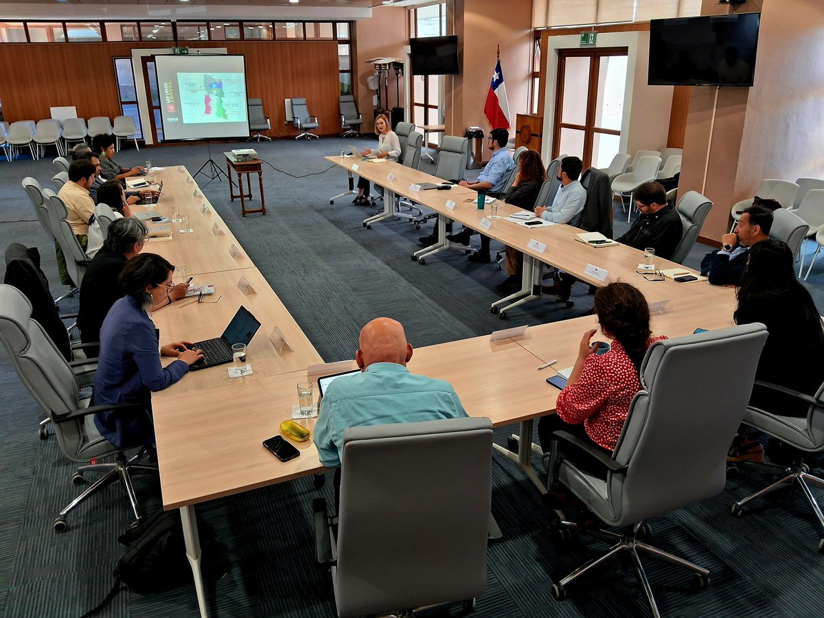 SernaturLagos's tweet photo. Destacando la importancia de la planificación intersectorial q sustenta los planes de acción para la solicitud de prórroga de 3 Zonas de Interés Turístico #ZOIT q poseemos en la región, hoy nuestra directora regional expuso ante el Gabinete Regional encabezado por @DPRLosLagos https://t.co/u1BI6AHMgg