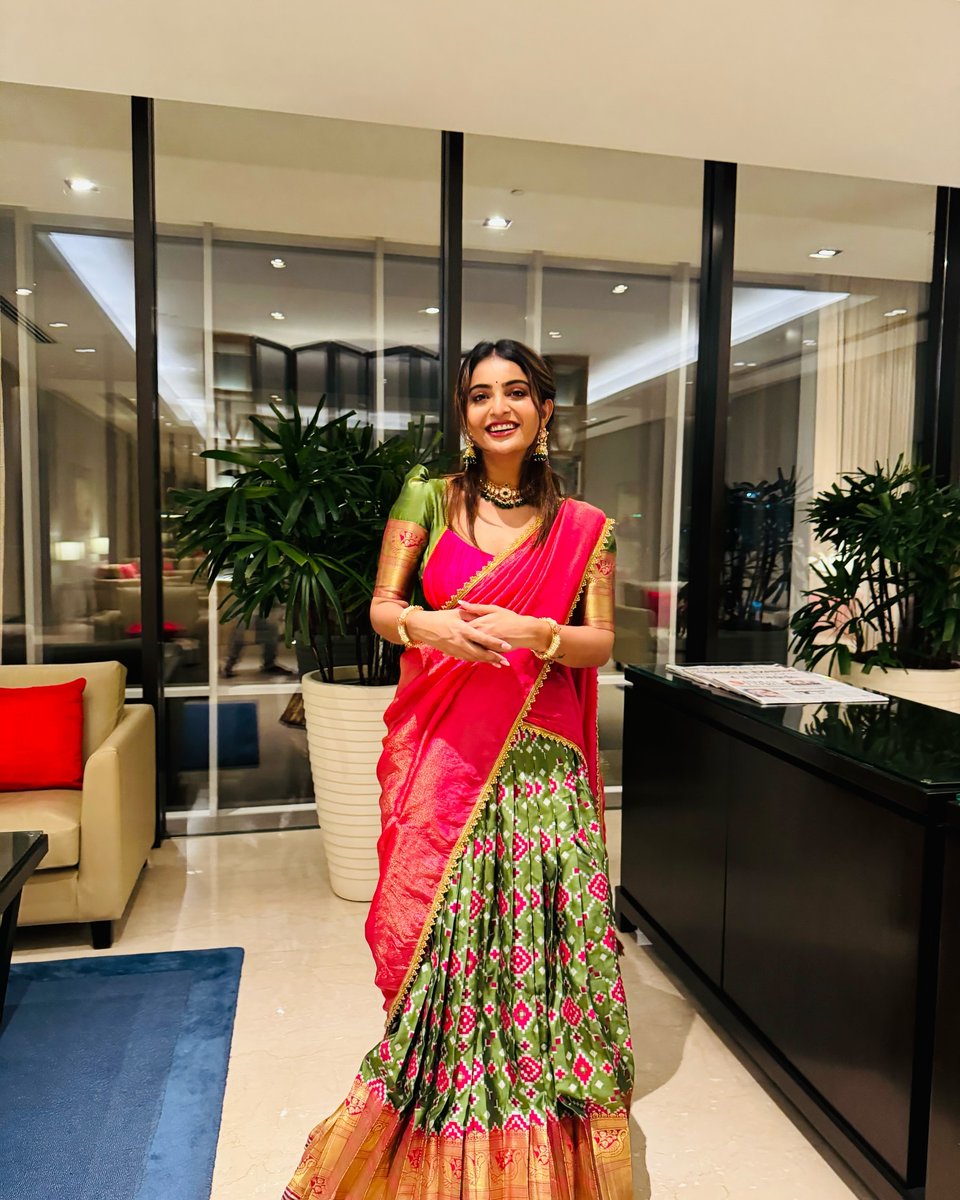 FilmyGlamour_S's tweet photo. Ananya Nagalla's festive attire showcasing her captivating charm.🌺💖🌻💫✨

@AnanyaNagalla 

#AnanyaNagalla #TeluguActress #BhogiFestival #Festivalvibes https://t.co/3HgcPilt0e