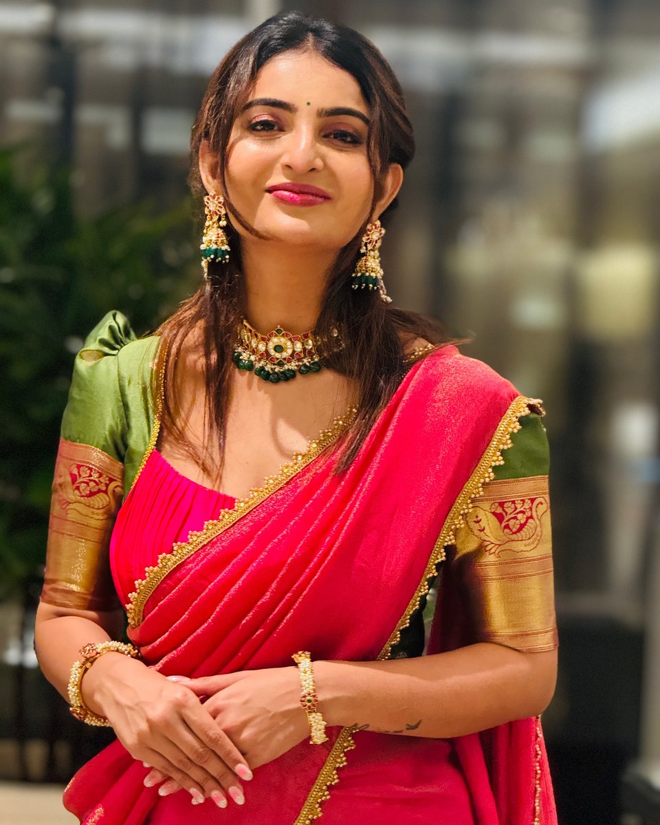 FilmyGlamour_S's tweet photo. Ananya Nagalla's festive attire showcasing her captivating charm.🌺💖🌻💫✨

@AnanyaNagalla 

#AnanyaNagalla #TeluguActress #BhogiFestival #Festivalvibes https://t.co/3HgcPilt0e