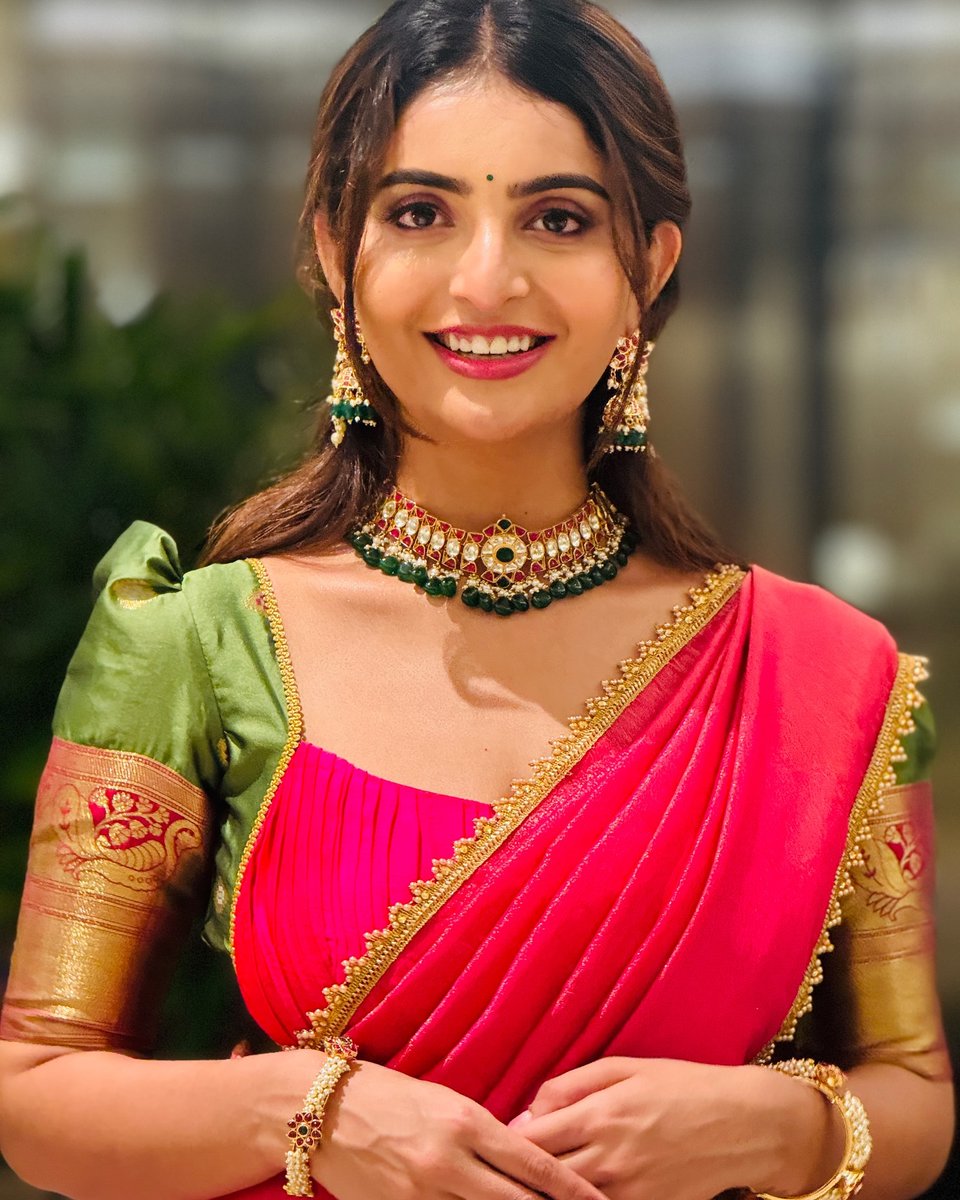 FilmyGlamour_S's tweet photo. Ananya Nagalla's festive attire showcasing her captivating charm.🌺💖🌻💫✨

@AnanyaNagalla 

#AnanyaNagalla #TeluguActress #BhogiFestival #Festivalvibes https://t.co/3HgcPilt0e