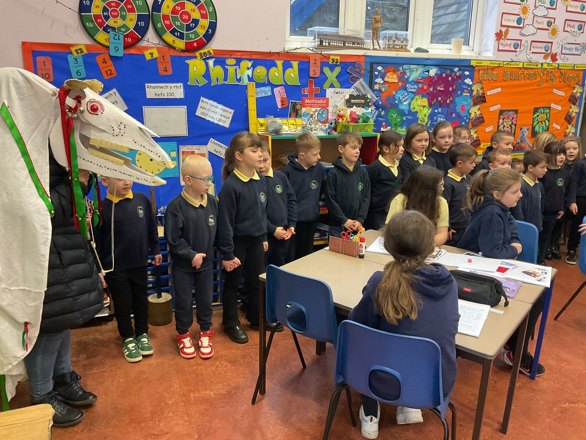 YsgolNefyn's tweet photo. Dosbarth Cae Rhyg a Bryn Mynach yn dathlu’r Hen Galan gyda’r Fari Lwyd heddiw! https://t.co/OPF4g0abrW
