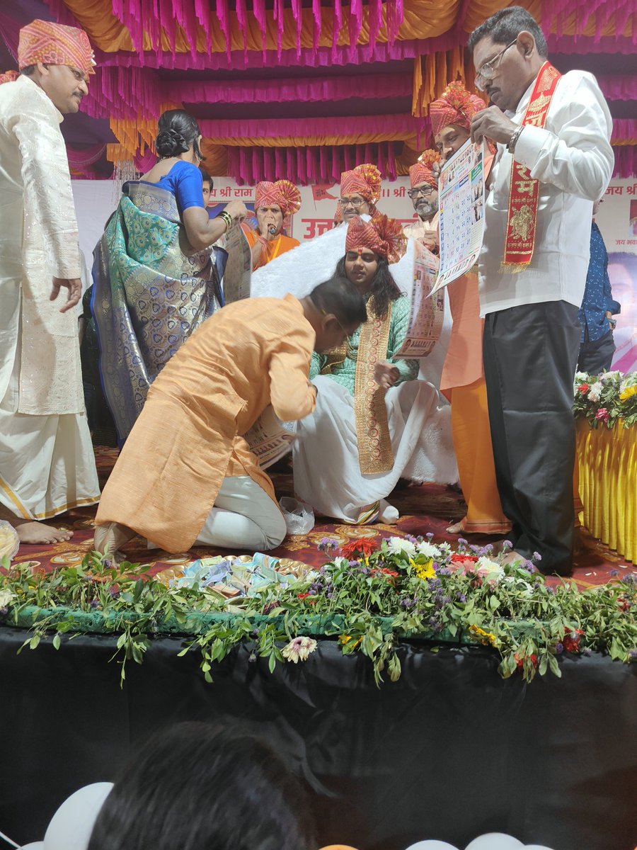 santoshdjaiswal's tweet photo. परम पूज्य श्री. शशिकांतजी ��हाराज जीके कर कमलों द्वारा आज दयाल फाउंडेशन द्वारा प्रकाशित दिनदर्शिका का अनावरण हुआ।..🙏
https://t.co/waqVcE0pnJ

via MyNt https://t.co/Wqe3Mi1ucF