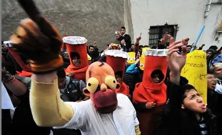 resistearchivo's tweet photo. #Efemérides #UnDiaComoHoy #En2015 cientos de Bolivianos marcharon para evitar que cambien el horario de emisión de "Los Simpsons". Y lo lograron. https://t.co/qu4v4AHZkb