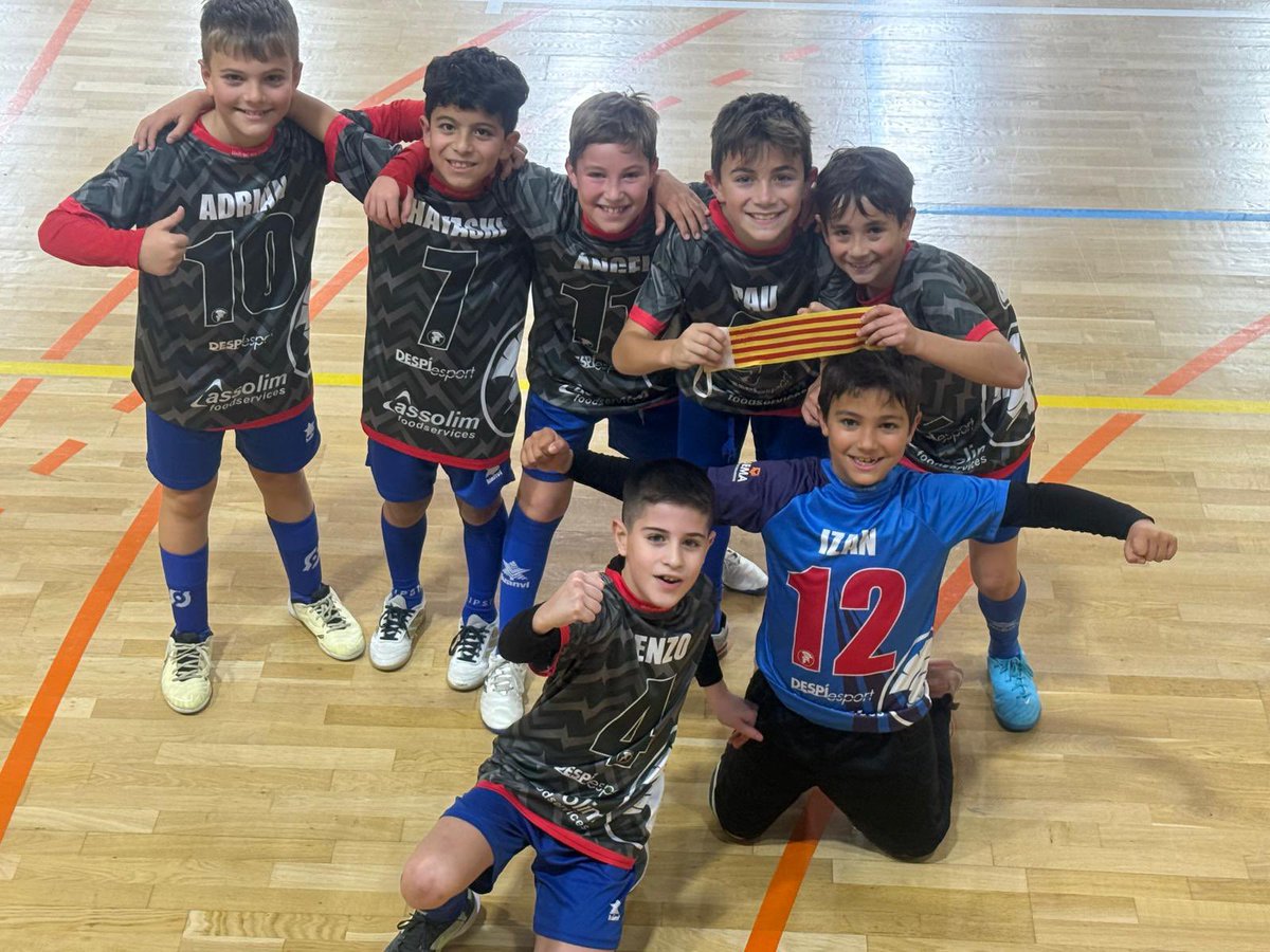 ❤️🤍 #BenjamíB • 𝗖𝗔𝗠𝗣𝗜𝗢𝗡𝗦! 🏆

✅ Amb la victòria d’ahir, el #BenjamíB es converteix en CAMPIÓ de Lliga! Els nois d’en Manuel Real, que han sumat 21/24 punts, finalitzen la competició sent l’equip més golejador del grup. QUINA TEMPORADA! 👏🏻

#SantJoanDespíCFS ❤️🤍