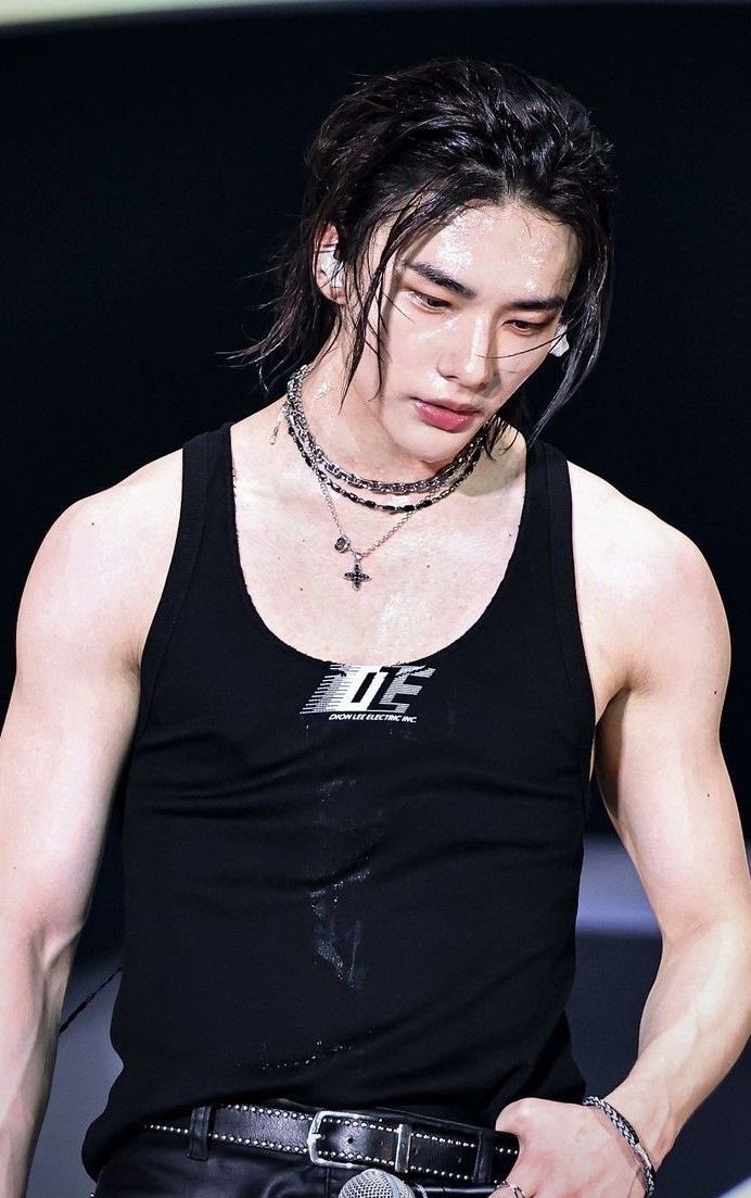 evgmonn's tweet image. def Hyunlix 🖤🤍