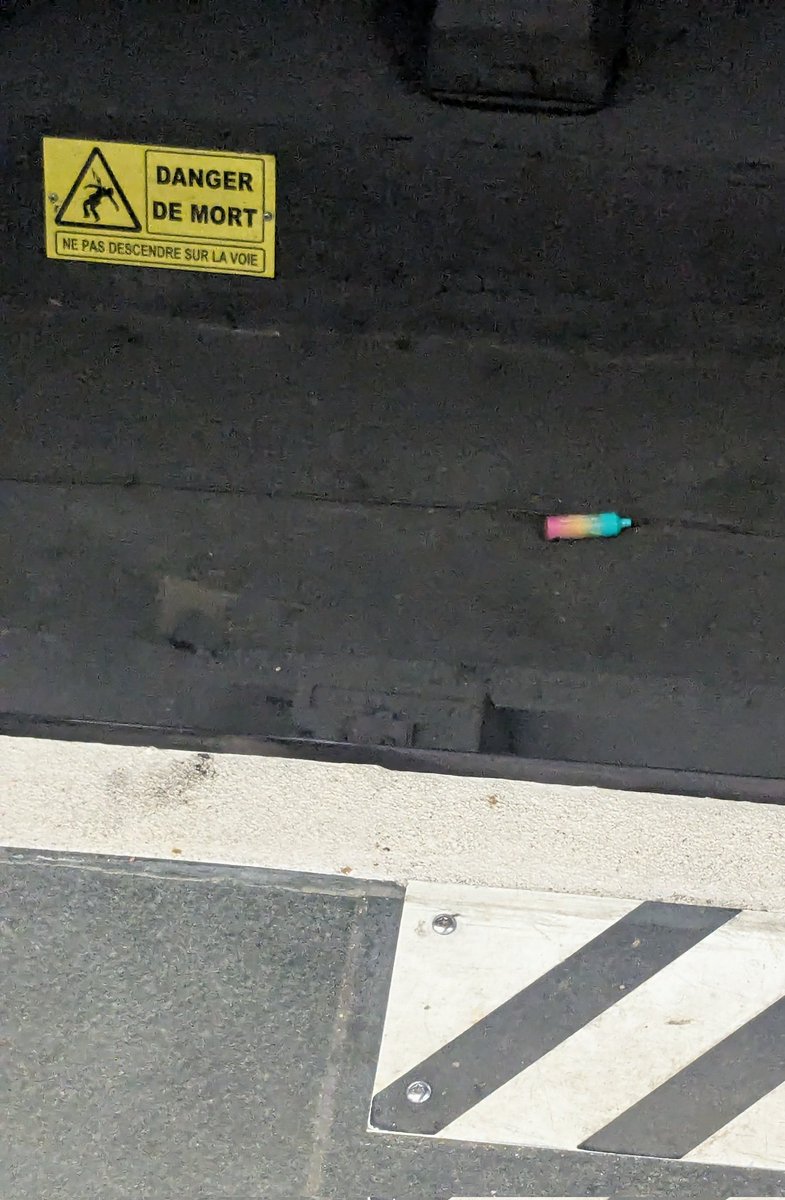 micropeniche's tweet photo. Comme les grands noms de la résistance lyonnaise, une dernière puff avant de quitter la scène...🫡 https://t.co/foZtSfXX4K