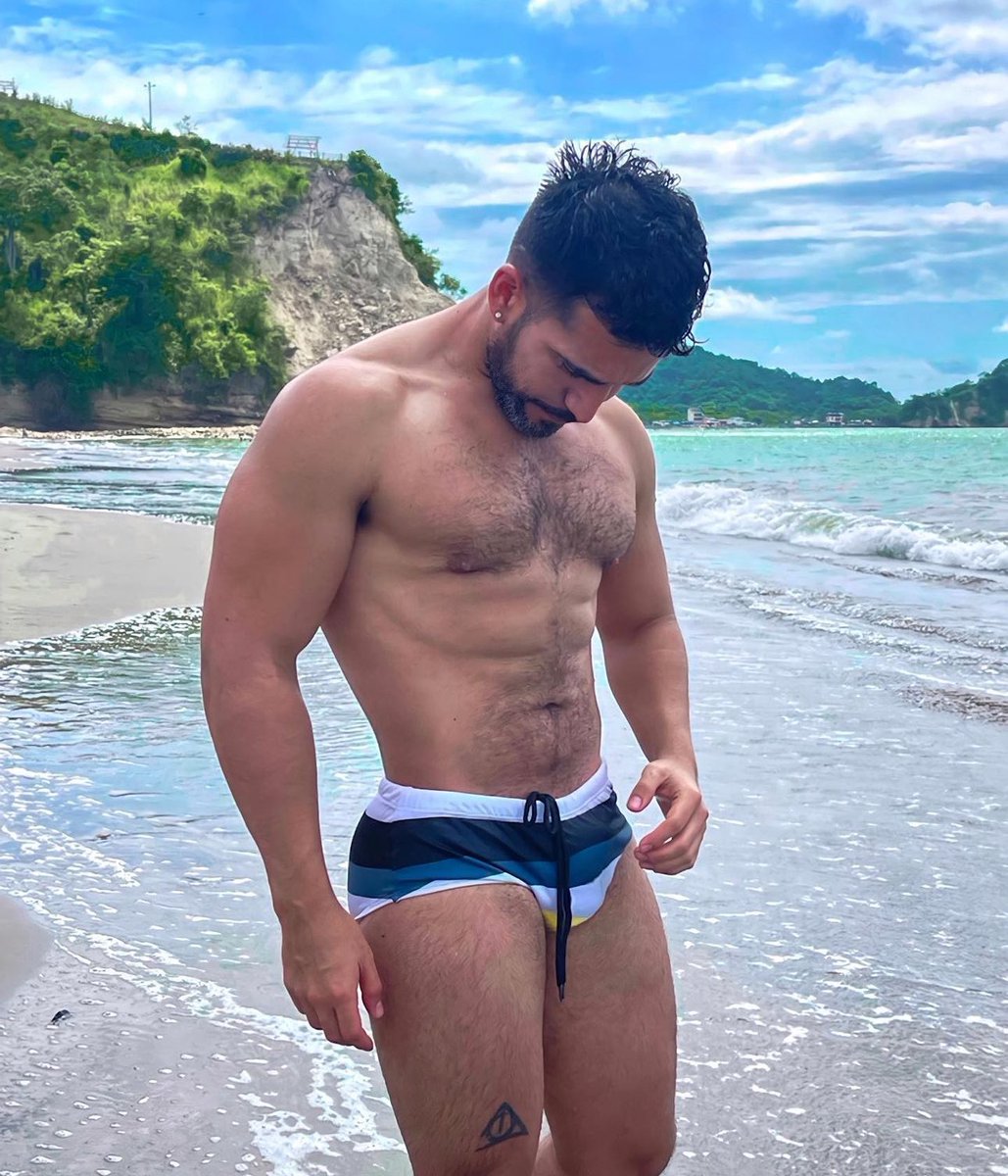Quiero quitarme el traje me ayudas ? 
#hot #men #gay #Trending #viral #onlyfans