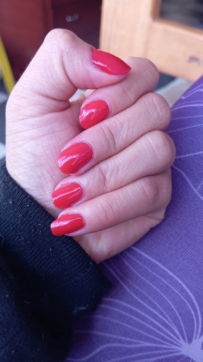 Hablemos del poder del color rojo que tiene en las uñas es que simplemente se ven hermosas 😻