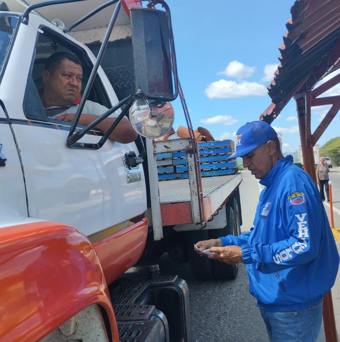 ORCARORAINTT's tweet photo. #MovilidadSegura | El #INTT de Carora se encuentra presente en el PAC Sabaneta del Mcpio. Torres orientando a los conductores a respetar las normas de tránsito y así crear conciencia para reducir el índice de accidentes de tránsito. https://t.co/kglIfvmRZm