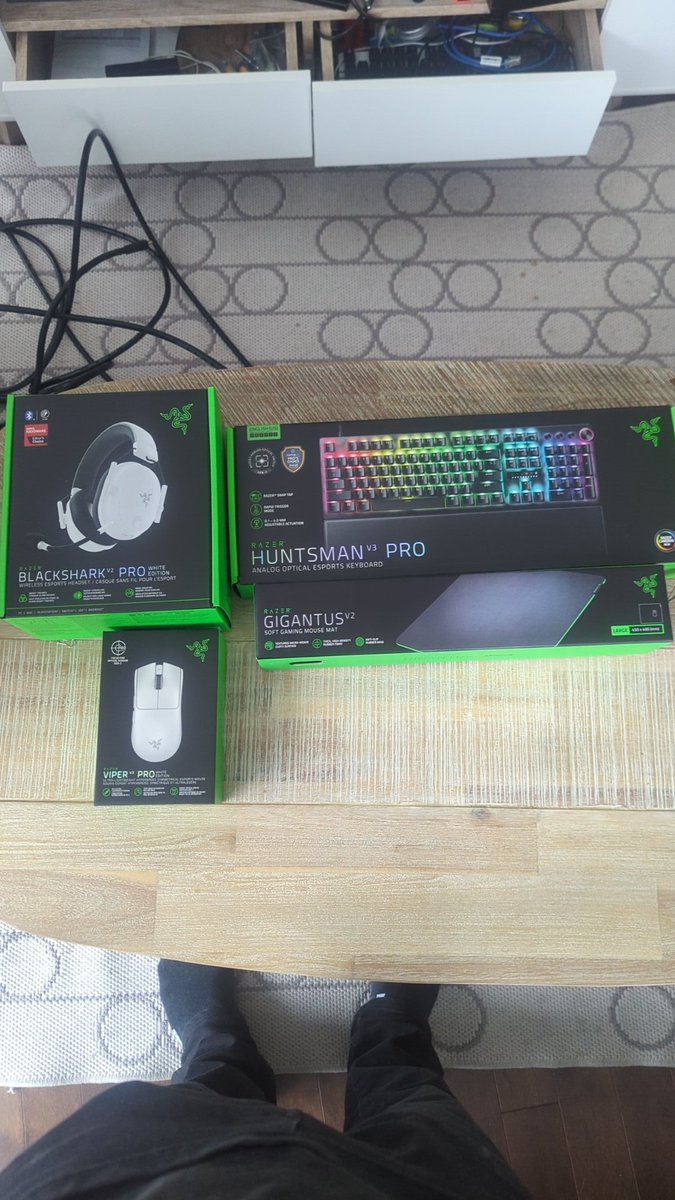 Thank you <a href="/TeamRazer/">Team RΛZΞR</a> and <a href="/itsbellorie/">bel 🏆👻</a> can't wait to try everything out in the server