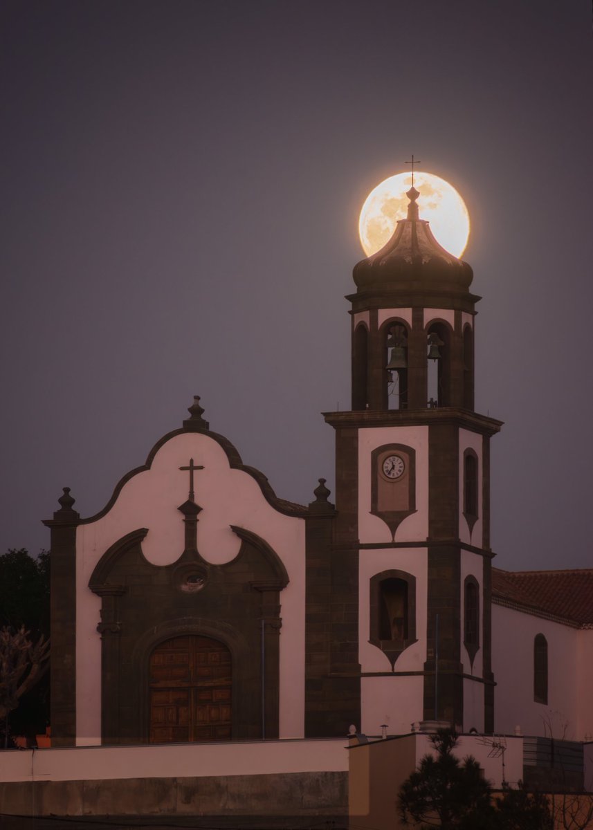 Así asomaba hoy la Luna del Lobo tras el campanario de la iglesia de San Juan Bautista de Arico, Tenerife.
