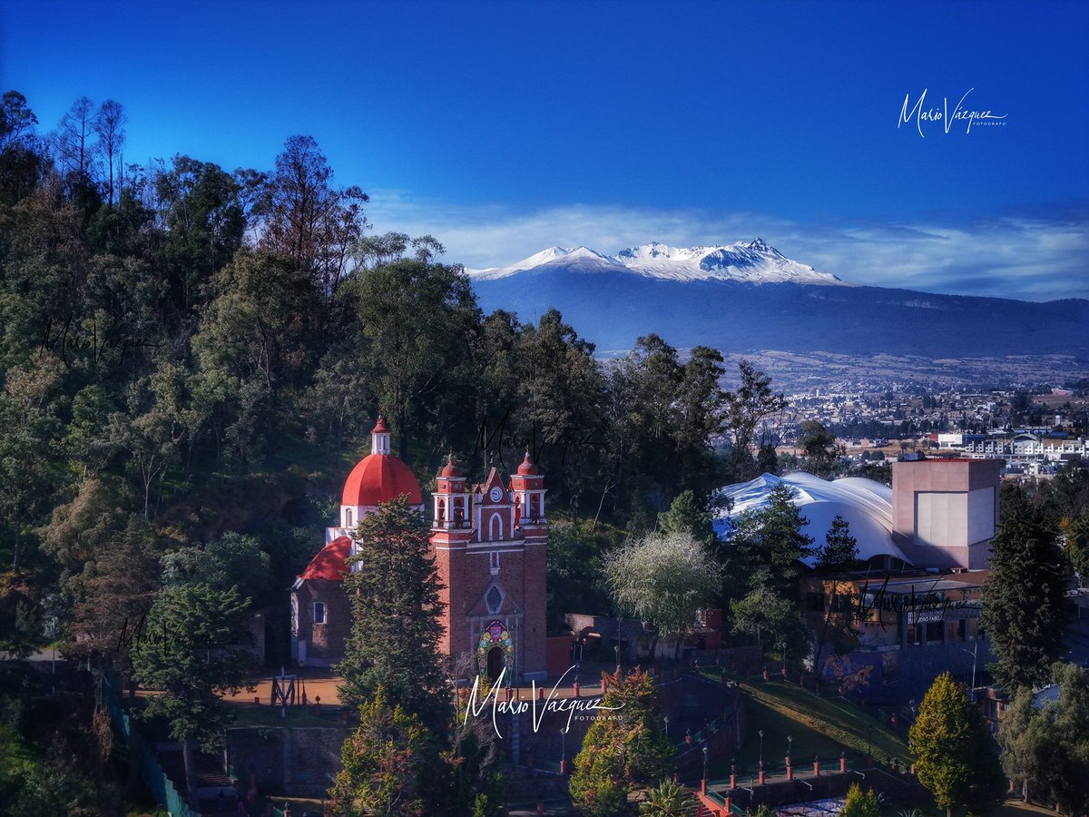 Les comparto esta foto que tomé por la mañana de la capilla de la virgen de los Dolores, en el cerro del calvario de #Metepec y de fondo el majestuoso #NevadodeToluca