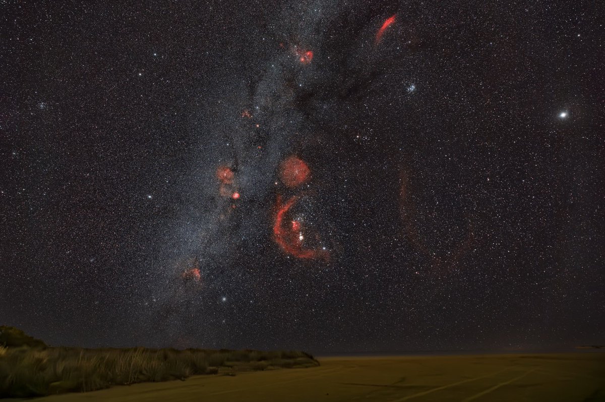 InisErenn's tweet image. Fly you Fools - it refers to the Hawk, Eagle, Raven above Orion, above the Fellowship - and the Pleiades behind.
Mount Doom is the Pyramidal shape going through the red face of Orion&apos;s belt, aiming at Pleiades the flock of birds.

#MatrixDecoded