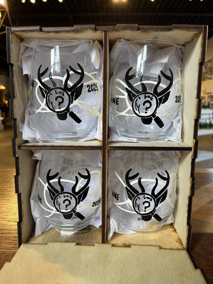 ZeroRemnants's tweet photo. It’s that time again!
 Finished up this custom set of Handpainted glassware for the @Anthro_NE charity auction! 
It’s always such a joy to paint a set for ANE every year. 
These guys are super durable and meant to be used/washed! Catch them at the charity table and auction!🦌🦌 https://t.co/uNUZ0AUVHY