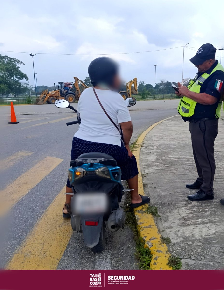 SSPCTabasco's tweet photo. La #SSPCTabasco través de la #PECTabasco implementó el Operativo Moto, con el objetivo de reducir el número de accidentes.

Con este dispositivo se busca concientizar al conductor, de respetar los límites de velocidad, portar el casco protector, no exceder el límite de ocupantes. https://t.co/VuoLKyN1BR