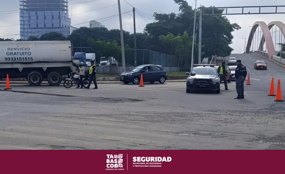SSPCTabasco's tweet photo. La #SSPCTabasco través de la #PECTabasco implementó el Operativo Moto, con el objetivo de reducir el número de accidentes.

Con este dispositivo se busca concientizar al conductor, de respetar los límites de velocidad, portar el casco protector, no exceder el límite de ocupantes. https://t.co/VuoLKyN1BR