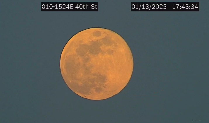 ArizonaDOT's tweet photo. The Full Wolf Moon, as captured by our traffic cameras. 🐺🌕 https://t.co/rX9aqBLjnT