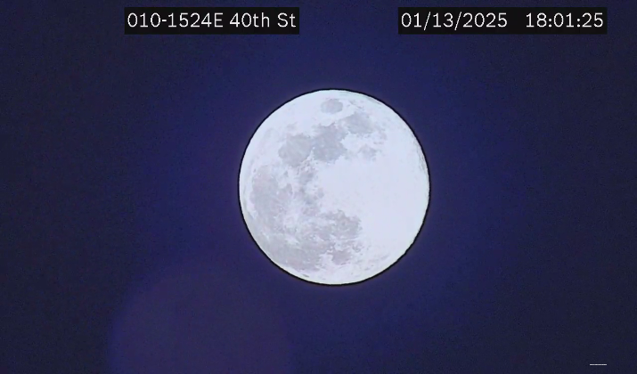 ArizonaDOT's tweet photo. The Full Wolf Moon, as captured by our traffic cameras. 🐺🌕 https://t.co/rX9aqBLjnT