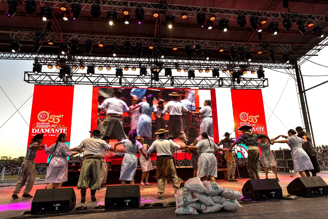 DiamanteTurismo's tweet photo. 🇦🇷💃🏽El Ballet Paranay abrió   el Escenario Mayor Carlos Santa María en su última noche, a pura danza y tradición. 
#ÚltimaLuna. 🌙
#FestivalDiamante #DestinoDiamante #DestinoNaturaleza #TuLugar https://t.co/hDHt1znRqj