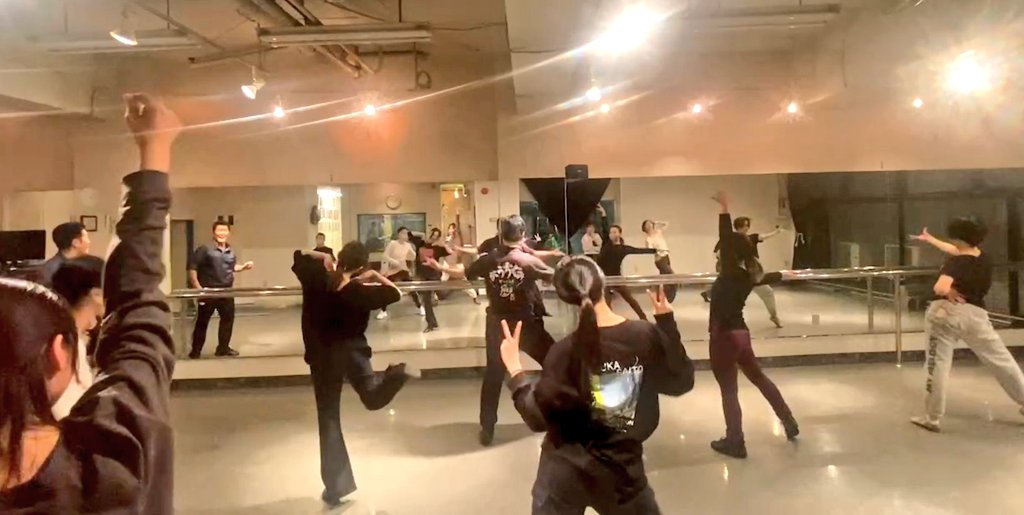 warauago's tweet photo. お久しぶりの出演情報です✨️

来月、カザミアスタジオ約５年ぶりの劇場公演に出演します❗️🤹

1幕の前半をがうちがプロデュース振付してまして
笑アゴを絡めて、なかなかな超大作を作ってしまっています💦💃🤹💨

久々にどなたでも見てもらえる
しかも劇場公演✨️

ぜひ❗️見に来てくださいませ～😌 https://t.co/hKlYoYc5Mk