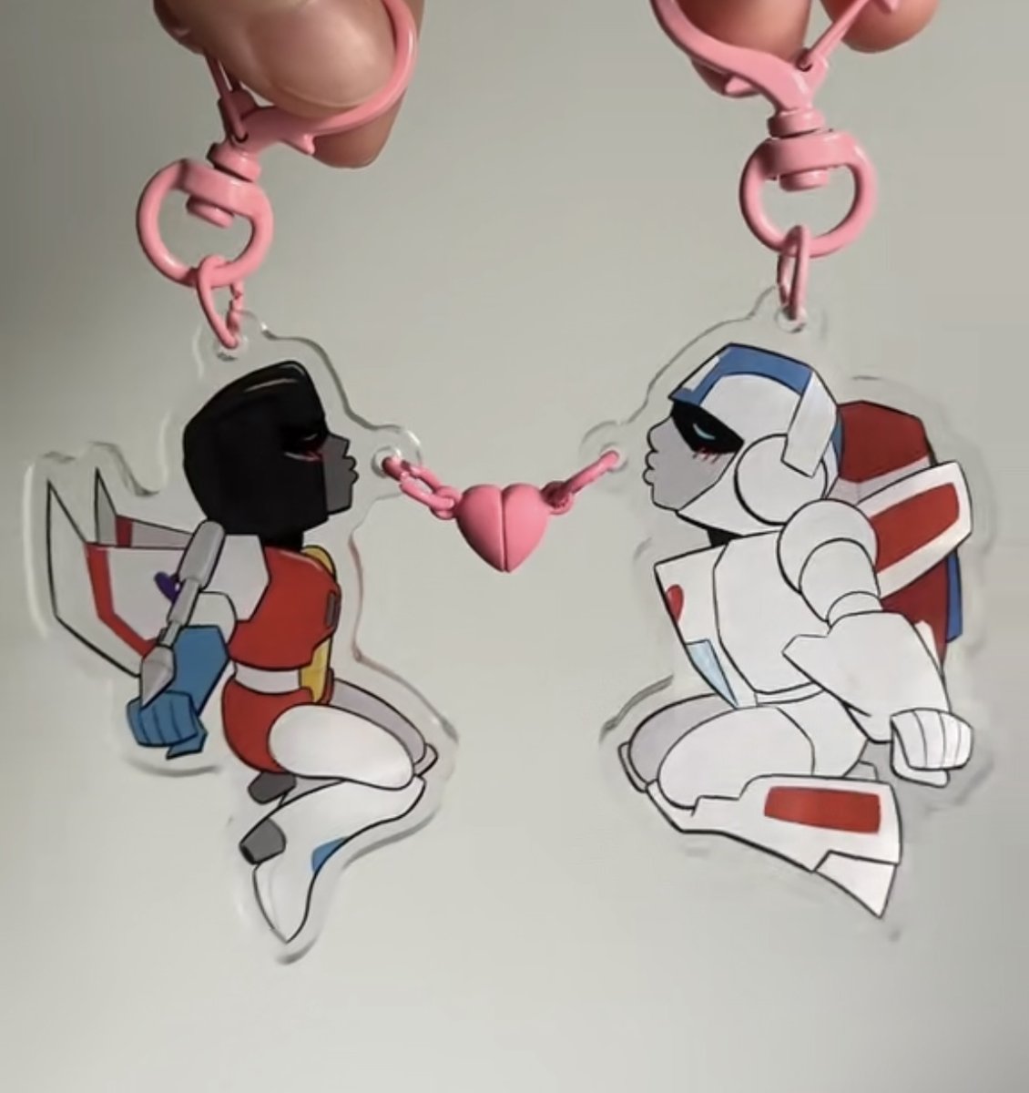 StarryReni's tweet image. 💕TF VALENTINES GIVEAWAY💕

Winners get 1 kissy charm set + 1 magnetic charm set of their choice!

TO ENTER
⭐️Follow me
⭐️Like+RT
⭐️Comment which ones you want

Picking a winner here as well as on Insta, so do the same there for an extra entry!
Ends 1/20!
#maccadam #transformers